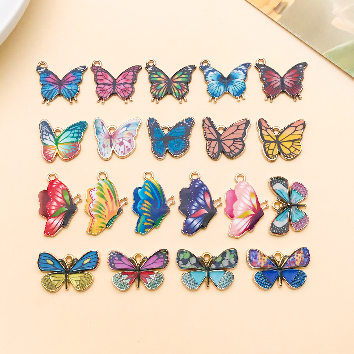 20 stks/partij Kleurrijke Vlin - Butterfly Pendant Necklace recensie en prijs