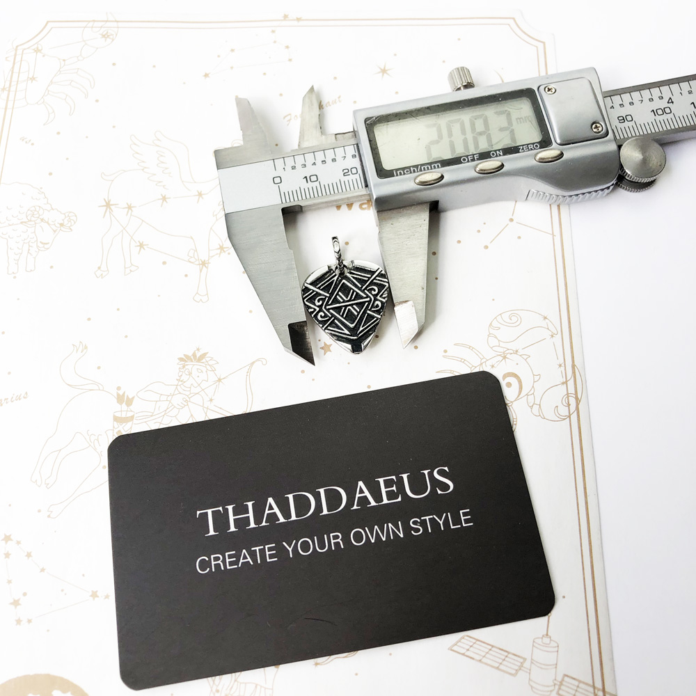 Versierde Dog Tag Hanger, Gloe - Mens Dog Tag Necklace recensie en prijs
